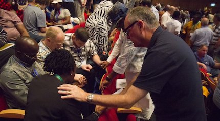 Momentos de oración durante el primer día de conferencia. / Fb Gafcon