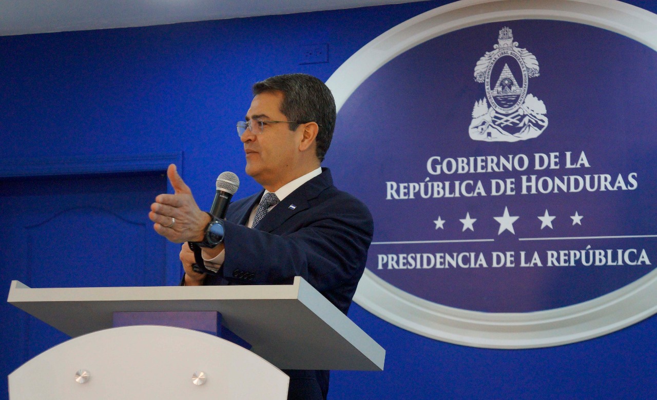 Presidente de Honduras respalda plan para leer Biblia en las escuelas