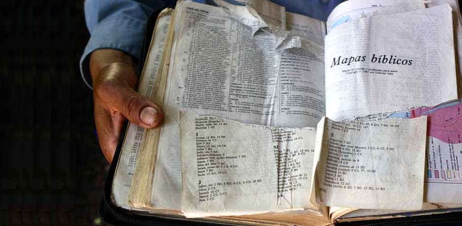 La Biblia destrozada / ElSalvador.com,Biblia rota