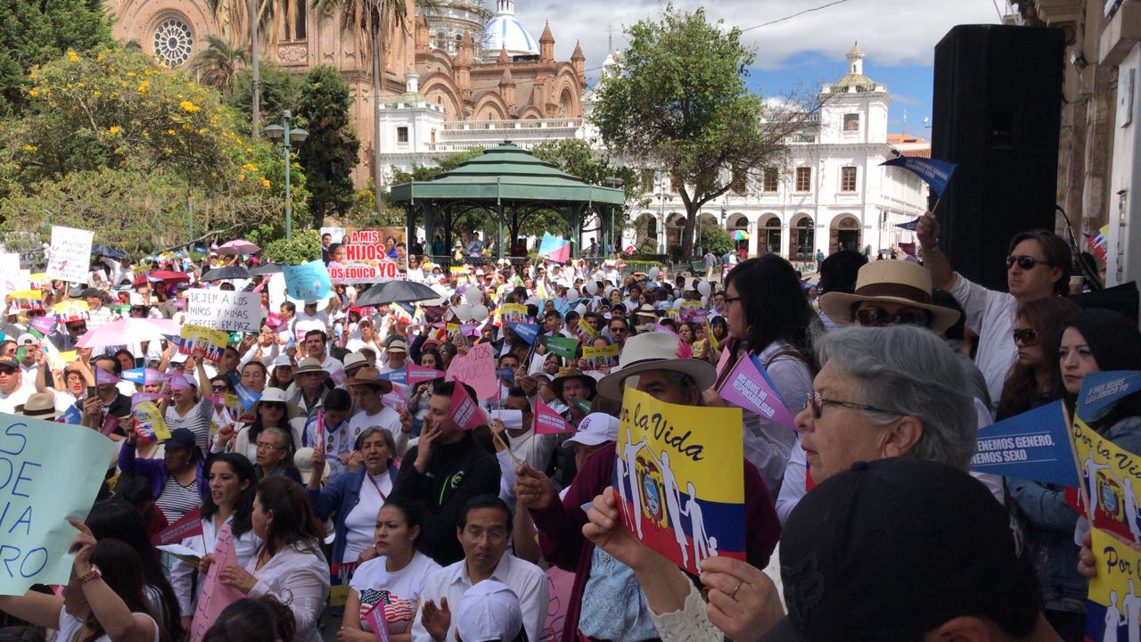 Miles de ecuatorianos salen a las calles en defensa de la educación de sus hijos