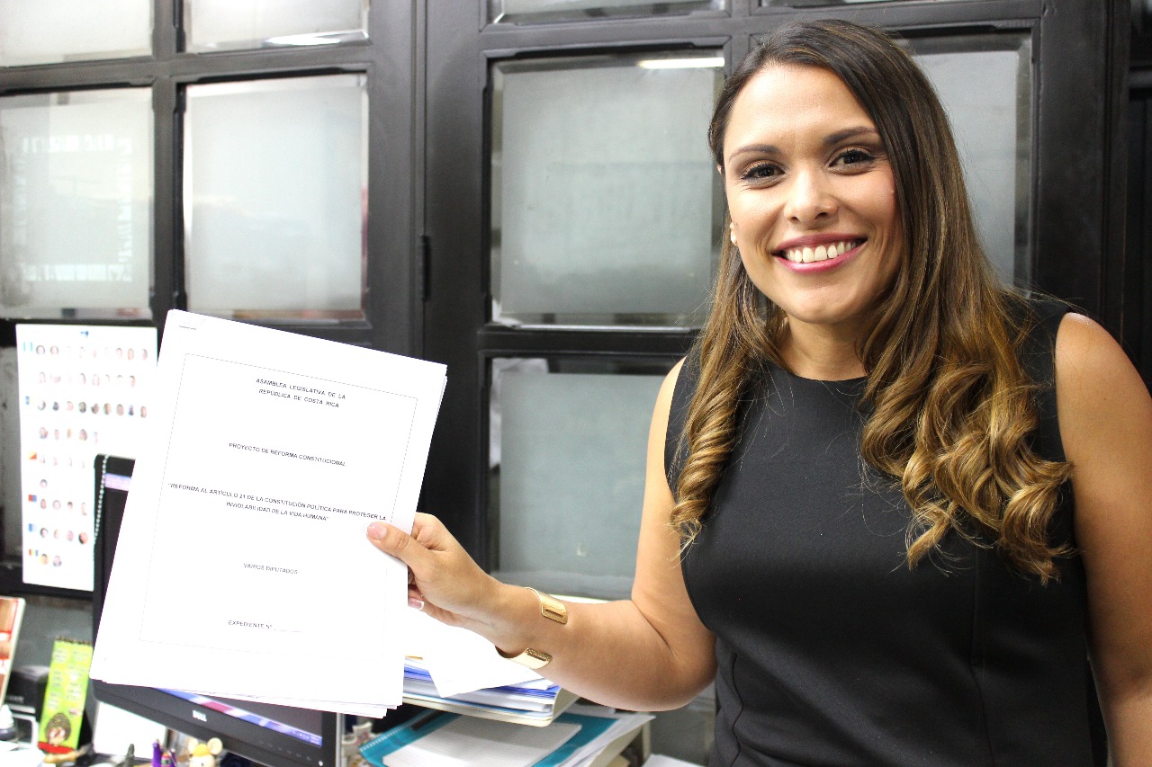Diputada costarricense busca reformar la Constitución para impedir el aborto