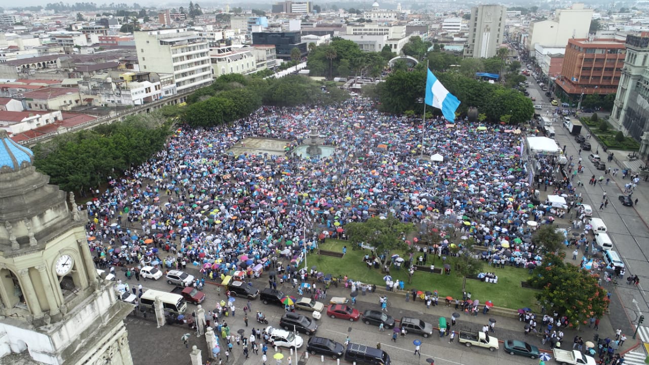 Miles de guatemaltecos marchan contra el aborto y en favor de la familia