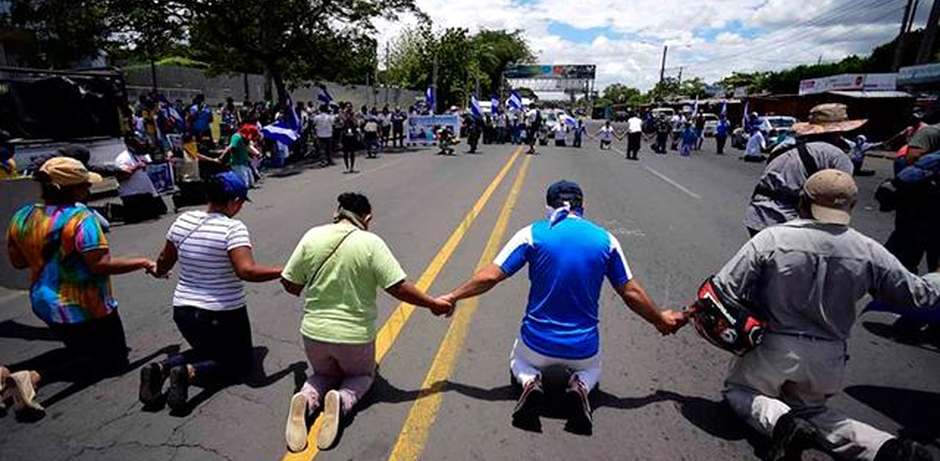 Orando ante las fuerzas policiales / Mundo Cristiano,Nicaragua ora, nicaragüenses oran