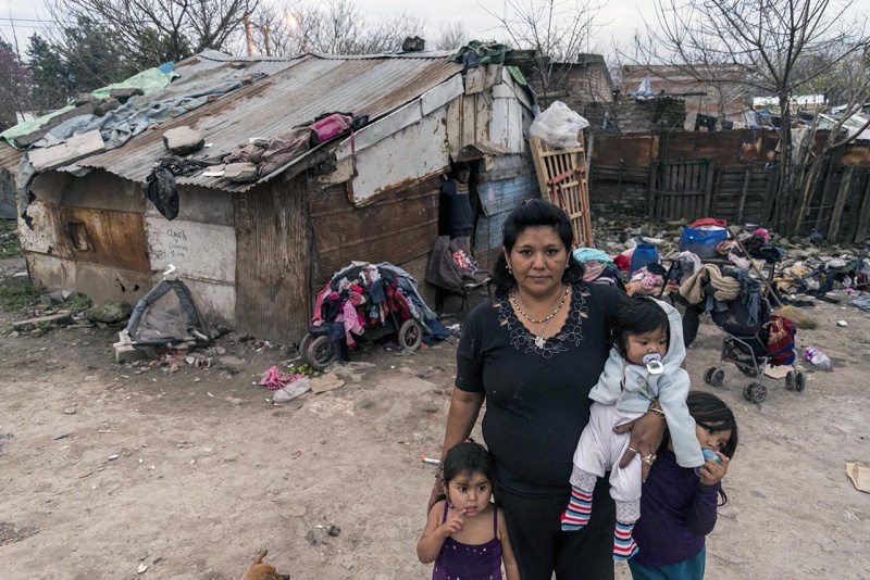 Según informe publicado por la Universidad Católica Argentina: “La pobreza ya trepa al 33 por ciento y uno de cada 10 argentinos es indigente”.,