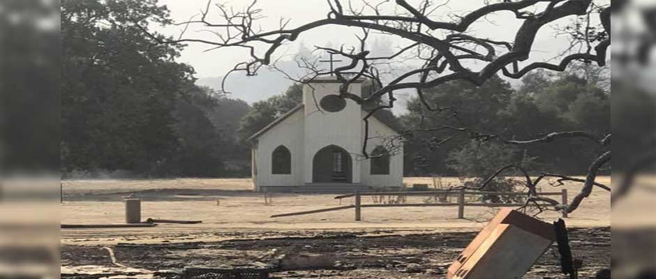 Iglesia sobrevive de milagro en medio del devastador incendio en California