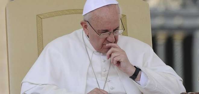 El Papa dice estar preocupado por homosexualidad en el sacerdocio