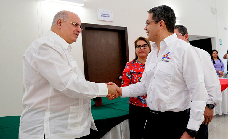 Presidente de Honduras pide a pastores evangélicos aprovechar programas sociales