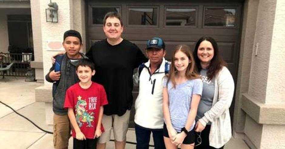 Familias de mega iglesia evangélica en Arizona acogen migrantes latinos