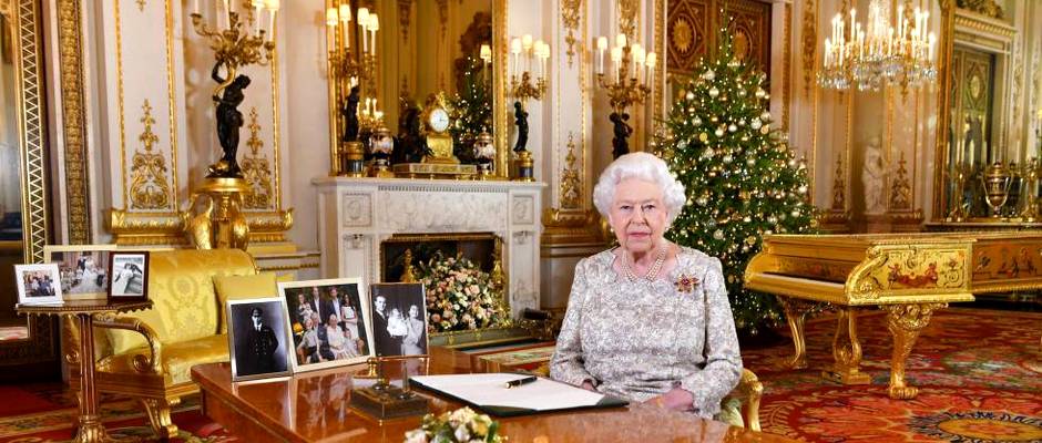 Una imagen de televisión del,discurso navideño, Isabel II