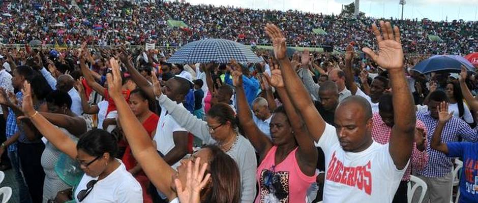 Estadio Olímpico dominicano se llena con miles de evangélicos