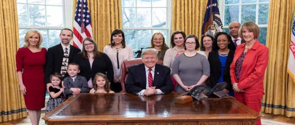 Activistas pro-vida y contra el aborto con Trump en la Oficina Oval,