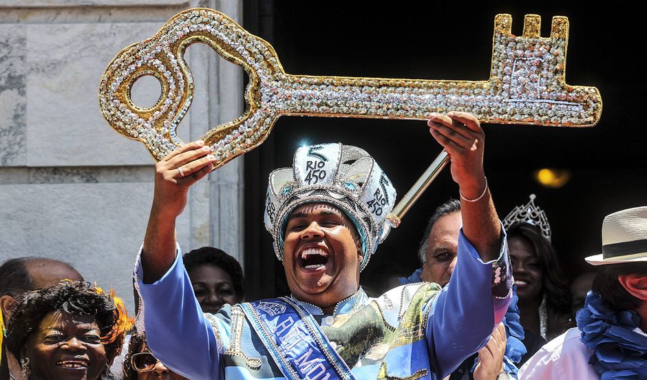 El Rey Momo recibe del alcalde de la ciudad de Río de Janeiro, Eduardo Paes, la llave de la ciudad de Río, viernes 13 de febrero de 2015  / EFE,carnaval Brasil, rey Momo