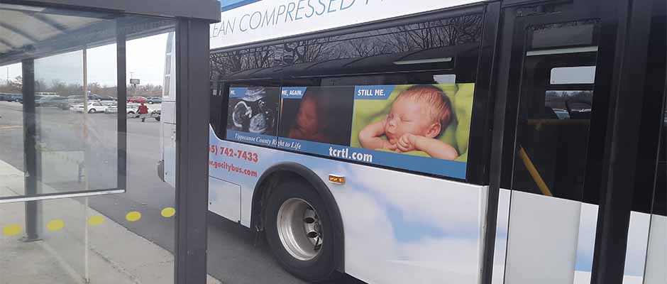 Compañía de autobuses permite anuncio provida con fotos de bebé por nacer