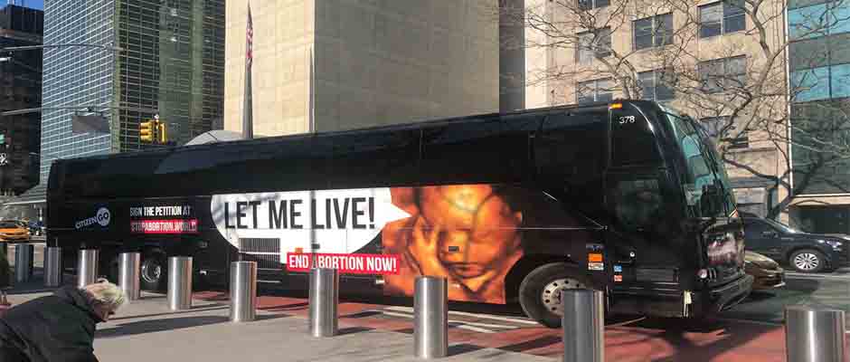 Grupo provida estaciona bus con mensaje antiaborto frente a la ONU