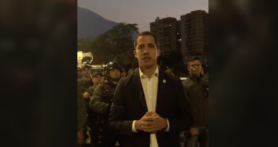 Guaidó recibe apoyo de militares venezolanos y llama a derrocar a Maduro