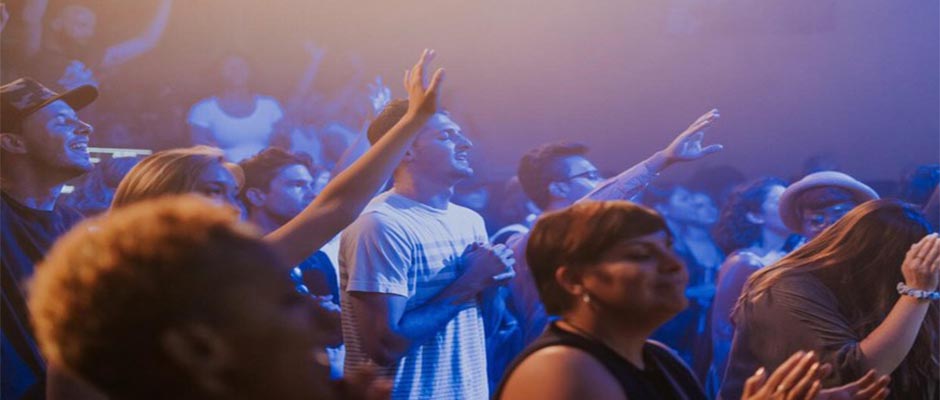 Evangélicos millennials asisten a iglesia más que generaciones anteriores
