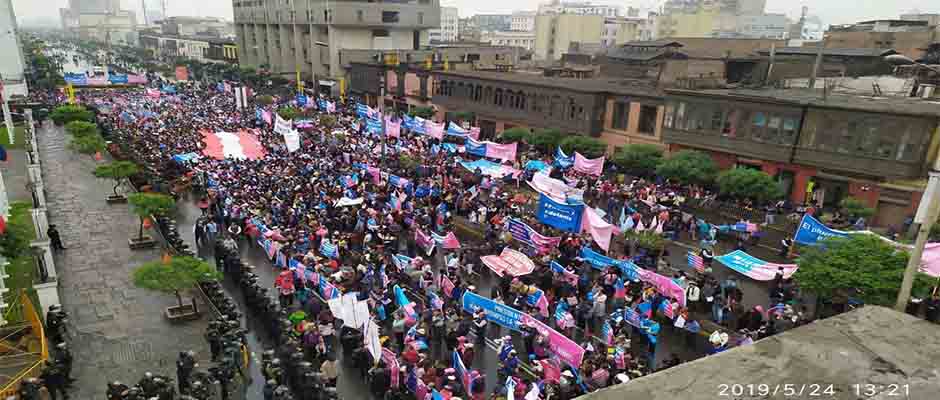 Marcha multitudinaria de padres llega al Congreso de Perú