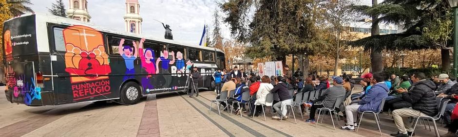 Evangélicos recorren Rancagua en comedor-bus para indigentes