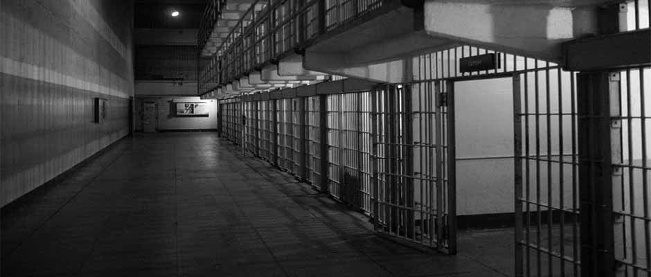 Cinco pandilleros enemigos son bautizados juntos en prisión de Texas