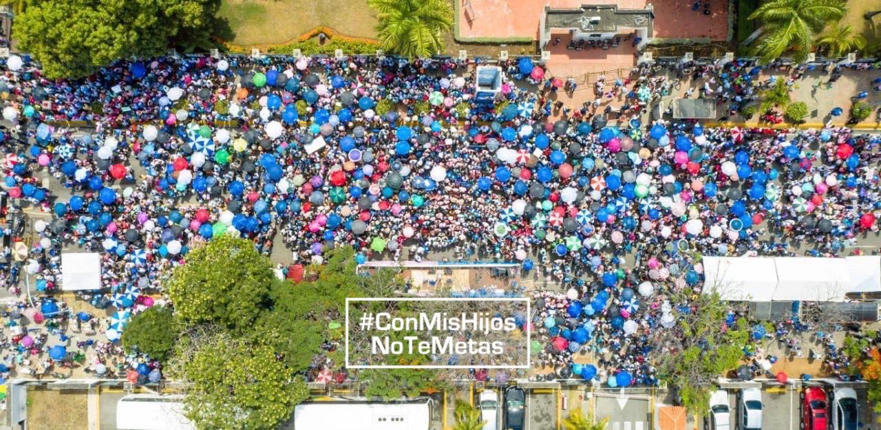 La marcha de Con Mis Hijos No Te Metas reunió a cientos en Santo Domingo / CMHNTM,Marcha