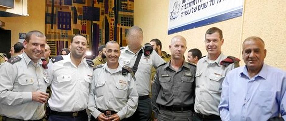 'I', con sus compañeros (en el centro, con el rostro pixelado),teniente coronel cristiano del ejército israelí