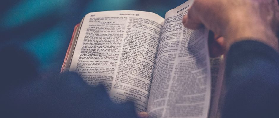 Rod Long, Unsplash,hombre leyendo la Biblia