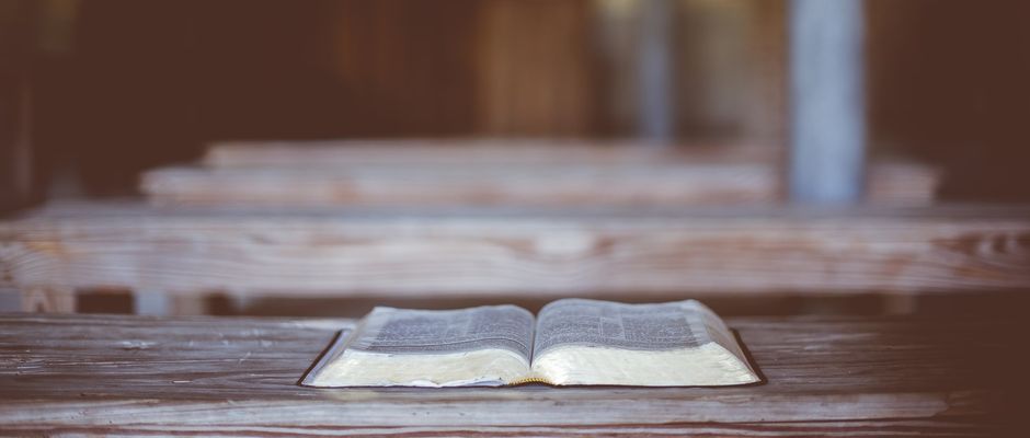 Ben White, Unsplash,Biblia en una iglesia
