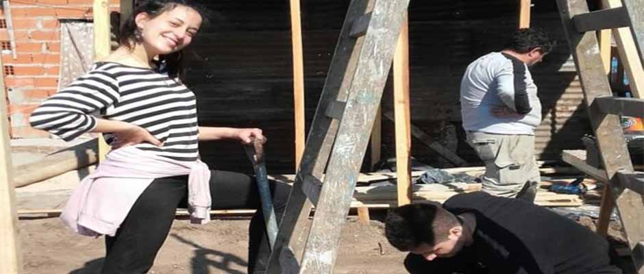 Grupo de mujeres argentinas construye casa a joven que decidió no abortar