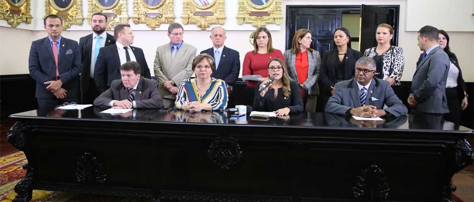 Diputados provida exigen a presidente de Costa Rica no aprobar el aborto