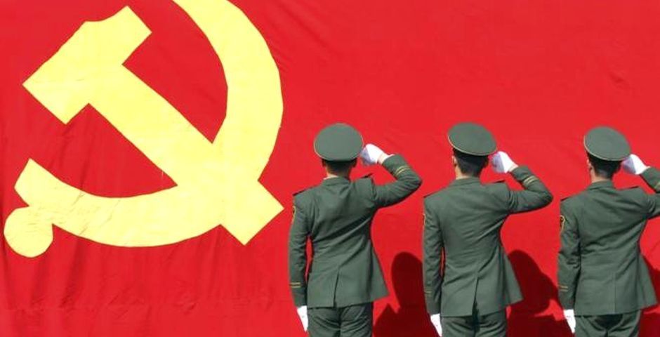 Soldados chinos saludan la bandera de su país,Soldados chinos saludan la bandera de su país
