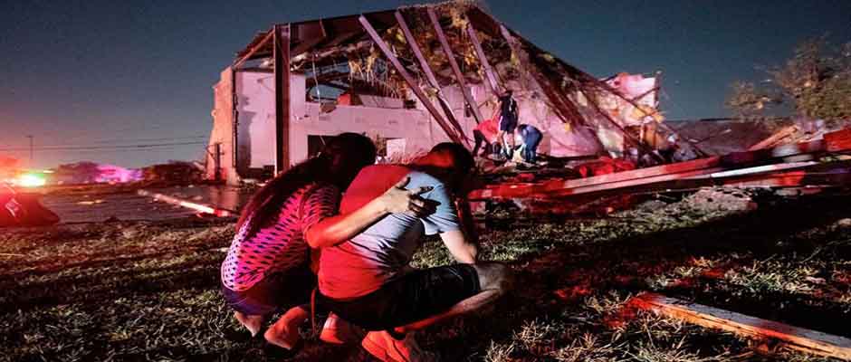 Sobrevivientes de tornado en Dallas son levantados en oración
