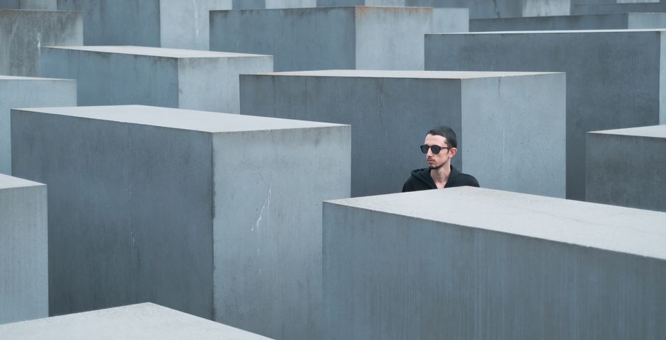 Leo Foureaux, Unsplash,hombre caminando en un laberinto