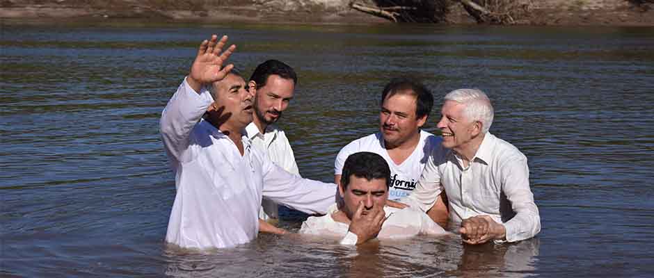 Celebración de un bautismo evangélico en la provincia de Entre Ríos, Argentina / Evangélico Digital,Bautismo