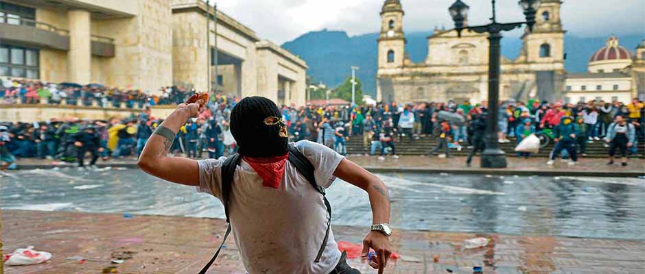 Protestas en Colombia dejan tres muertos y más de 250 heridos