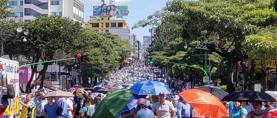 La marcha provida abarcó varias cuadras de distancia / Luis Fdo Moreno,Marcha por la Vida