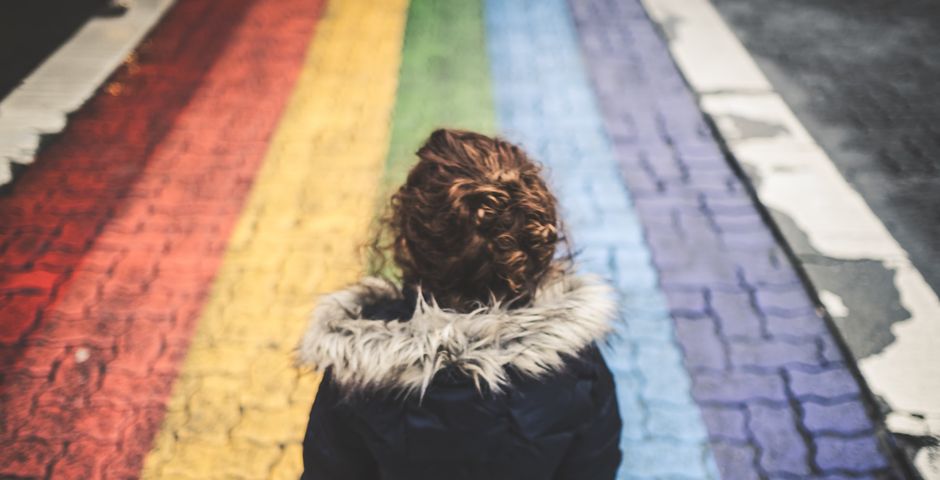 Cory Woodward, Unsplash,niño con un camino arco iris