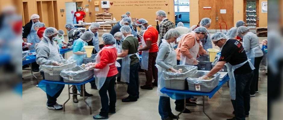 Megaiglesia empacará 1 millón de comidas para programa anual de Navidad