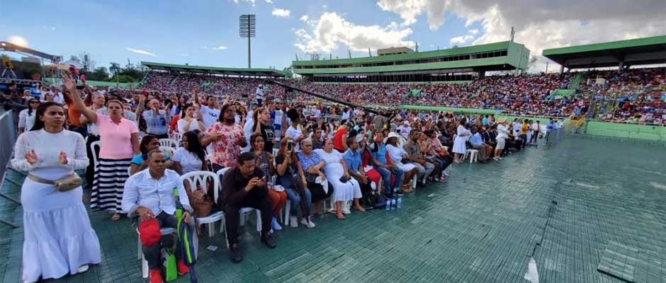 Miles de evangélicos se reúnen en Estadio Olímpico de República Dominicana