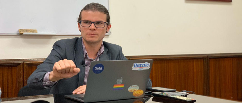 Desde su computadora Mac con stickers de Bernie Sanders y la bandera LGBT Alejandro Madrigal recopila datos privados de la población costarricense / CRHoy,Alejandro Madrigal