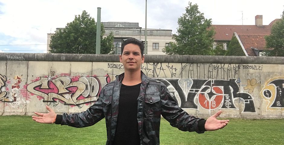 Yoe Suárez en el muro de Berlín (2019),Yoe Suárez en el muro de Berlín