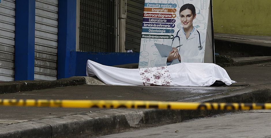 Fallecido por coronavirus, abandonado a las puertas de un centro médico de Guayaquil. / EFE, DIARIO EXPRESO,Fallecido por coronavirus, abandonado a las puertas de un centro médico de Guayaquil