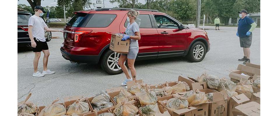 Iglesia de Florida regala miles de libras de comida donada a la comunidad