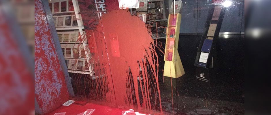 Esta fue una de las bombas de pintura lanzadas contra la fachada del templo / Facebook Jorge Márquez,vandalismo
