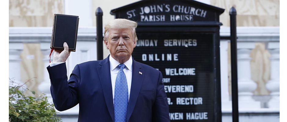 Trump hace visita sorpresa a histórica iglesia en Washington DC