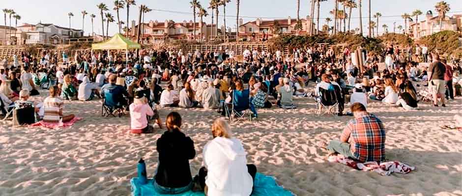 Avivamiento en playa de California: “la Iglesia ha abandonado el edificio”