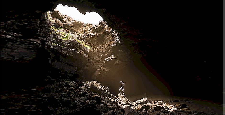 Ian Chen, Unsplash,hombre solo en una cueva