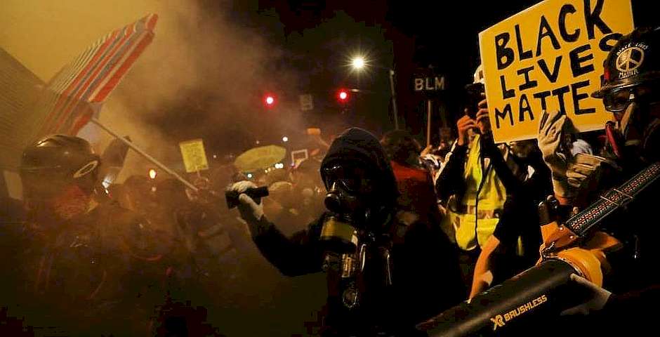 Black Lives Matter quema biblias y banderas de EEUU en Portland