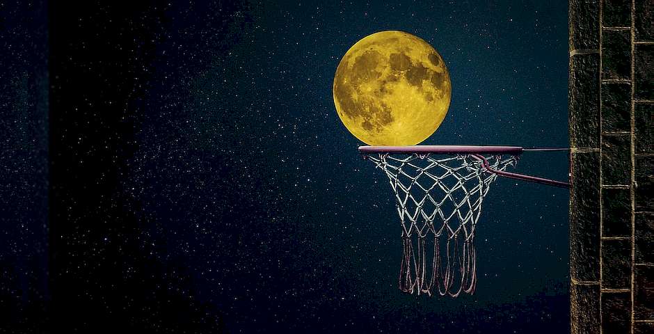 Coco Parisienne, Unsplash,la luna en una canasta de baloncesto