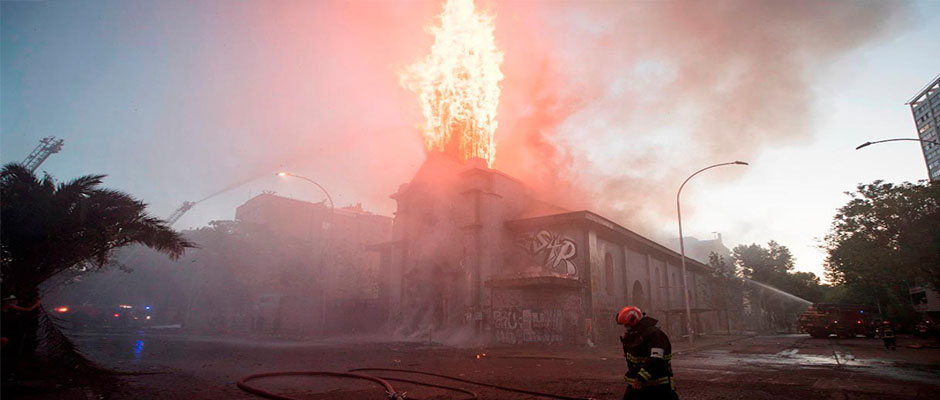 La Iglesia San Francisco de Borja arde en llamas / EFE,
