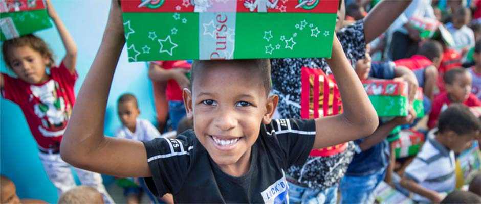 Al recibir las cajas de zapatos llenas de juguetes, los niños de todo el mundo también escuchan el mensaje del Evangelio / Samaritan's Purse,Operación Niño de Navidad
